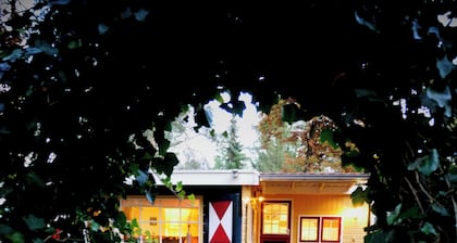 Cosy Cabin in the Woods - Perfect Get Away in a peaceful and green setting