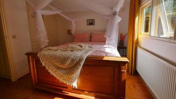 2 soveværelser, pengeskab på værelset, strygejern/strygebræt