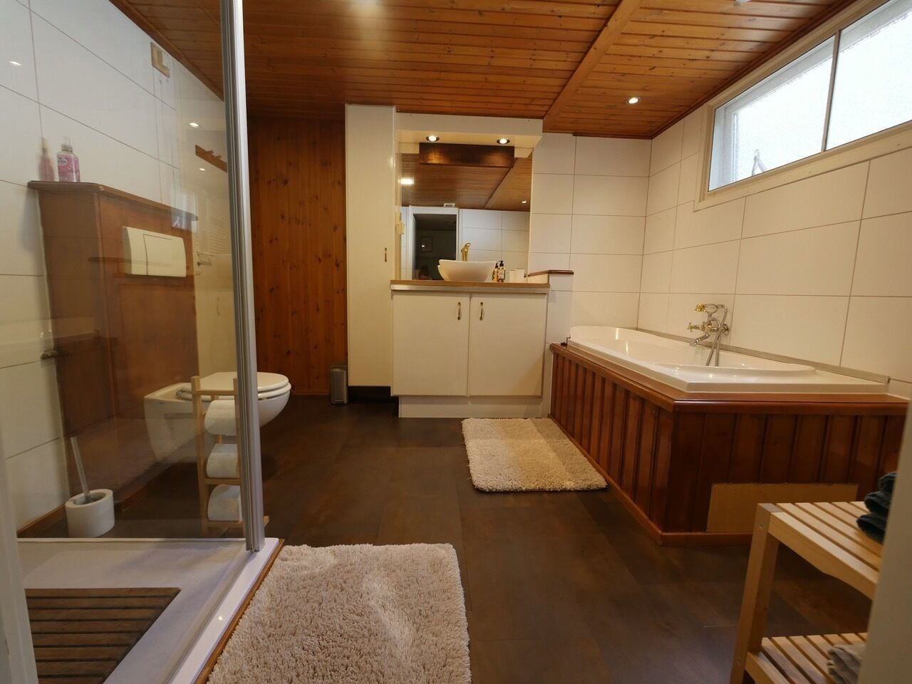 Baignoire à jets, sèche-cheveux, serviettes fournies, papier toilette