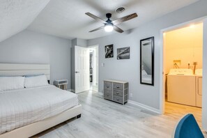 6 Schlafzimmer, Schreibtisch, Bügeleisen/Bügelbrett, Reisekinderbett