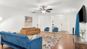 Smart TV - Spacious 4-bedroom house with AC, hot tub, and WiFi in welcoming Tomball (Tomball)