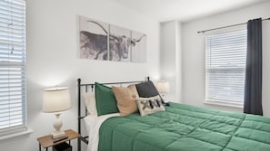 4 bedrooms, desk, iron/ironing board, travel cot - Spacious 4-bedroom house with AC, hot tub, and WiFi in welcoming Tomball (Tomball)