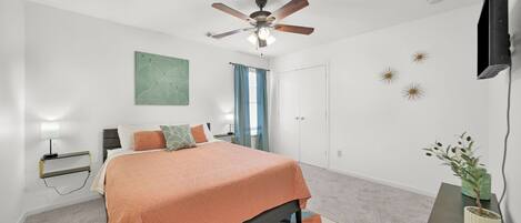 4 chambres, bureau, fer et planche à repasser, lit parapluie