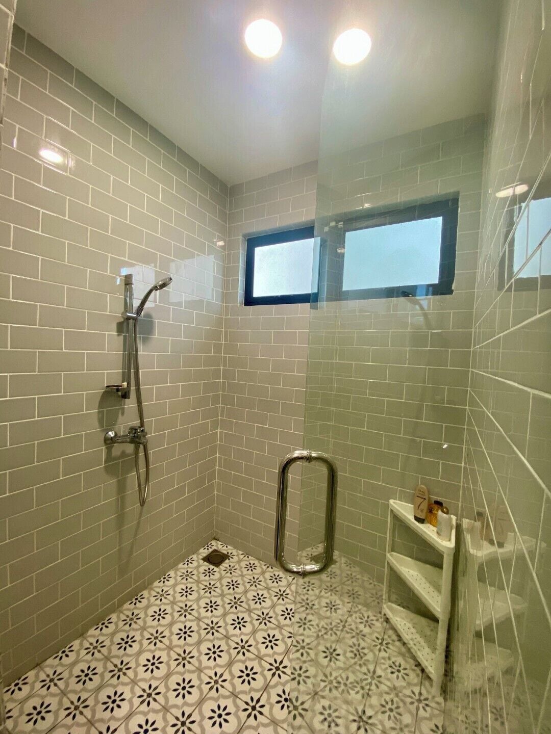 Dusche, Bidet, Handtücher, Seife