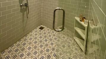 Dusche, Bidet, Handtücher, Seife