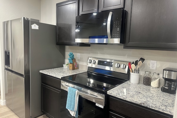 Frigorífic, microones, forn i placa de cuina