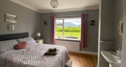 2 Bed Flat - Sleeps 4 - Garden - Parking - Wifi