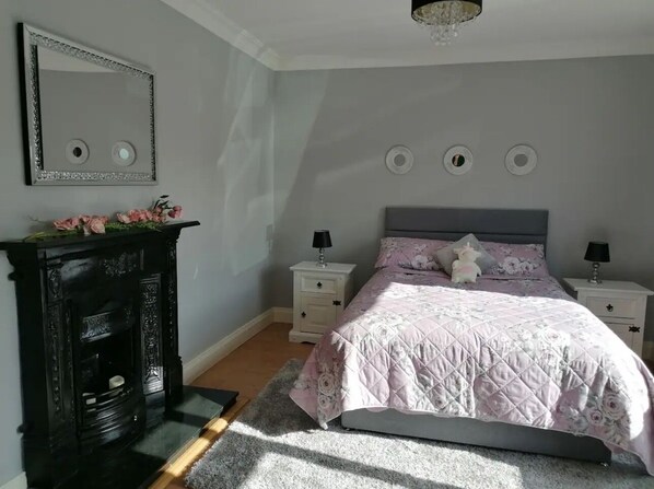 2 bedrooms, iron/ironing board, WiFi, bed sheets - 2 Bed Flat - Sleeps 4 - Garden - Parking - Wifi (Killarney)