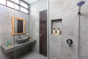 Luksusvilla | Bad | Toalettartikler (inkludert), håndklær, såpe og sjampo