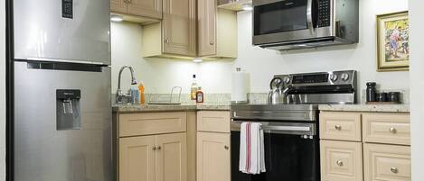 Réfrigérateur, four à micro-ondes, un four, surface de cuisson