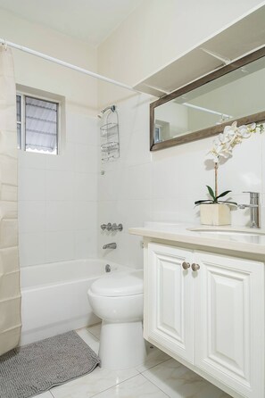 シャワー、ヘアドライヤー、タオル