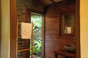 Deluxe Cottage, Multiple Beds, Garden View | Bathroom | Free toiletries, towels, soap, shampoo