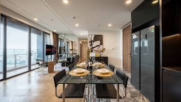 Family Apartment, 4 Bedrooms, Club Lounge Access, City View | In-room dining