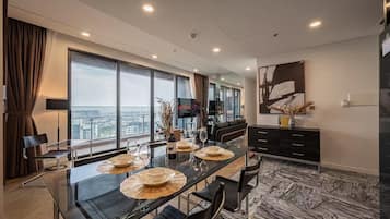 Căn hộ dành cho gia đình, 4 phòng ngủ, quyền sử dụng Club Lounge, quang cảnh thành phố | Khu vực ăn uống tại phòng