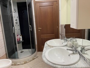 Shower, hair dryer, towels - Family Villa near Castelsardo with Garden (Erula)