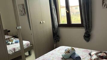 2 dormitoris, planxa i posts de planxar i roba de llit