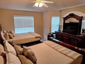 3 habitaciones, tabla de planchar con plancha, wifi y ropa de cama