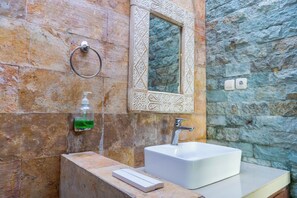Shower, hair dryer, towels, soap - Villa Danu Kintamani (Kintamani)