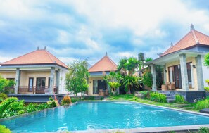 ห้องดีลักซ์, วิวสระว่ายน้ำ | Wi-Fi ฟรี, ผ้าปูที่นอน