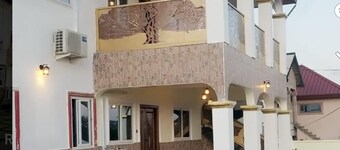 5 Bed House - Sleeps 8 - Wifi - Parking