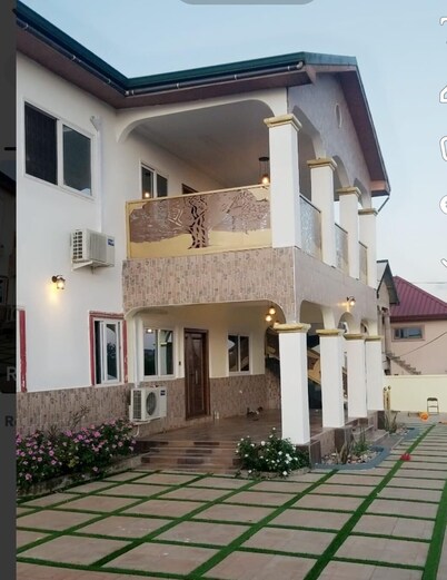 5 Bed House - Sleeps 8 - Wifi - Parking