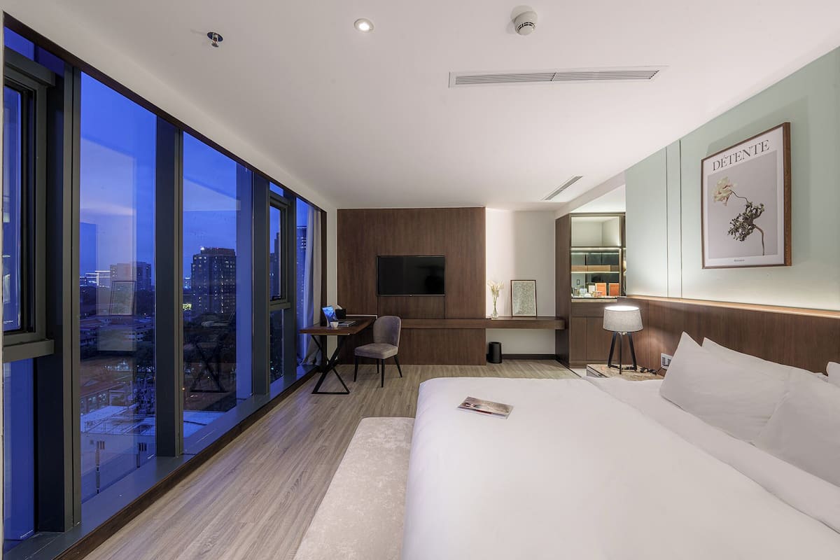 Quarto luxo, vista para a cidade | Sala de estar | TV