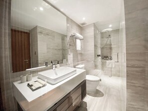 Studio Apartment | Phòng tắm | Đồ dùng nhà tắm miễn phí, máy sấy tóc, áo choàng tắm 