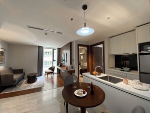 One Bedroom Apartment | Phòng khách | TV 