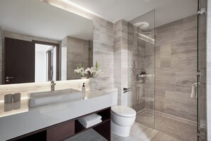 1-Bedroom City View Flat with Living Room | Bathroom | Free toiletries, hair dryer, bathrobes, slippers - Signature By M Village Le Thanh Ton (Ho Chi Minh City)