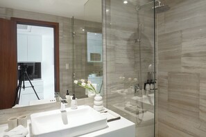 Deluxe Apartment | Bathroom | Free toiletries, hair dryer, bathrobes, slippers - Signature By M Village Le Thanh Ton (Ho Chi Minh City)