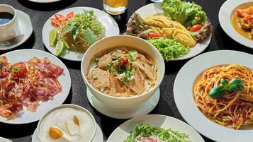 Daily buffet breakfast (VND 270000 per person)