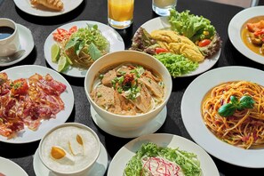 Bữa sáng buffet hàng ngày (270000 VND/mỗi người) 
