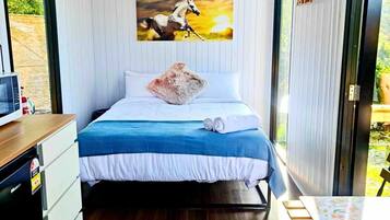 1 bedroom, bed sheets