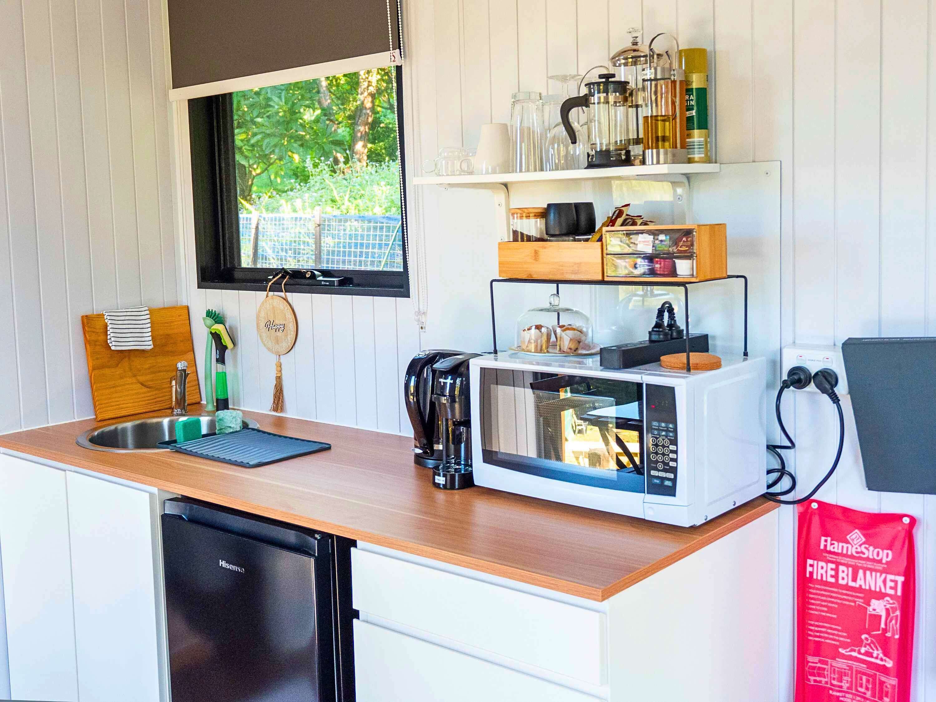 Een koelkast, een magnetron, een kookplaat