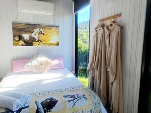 1 bedroom, bed sheets