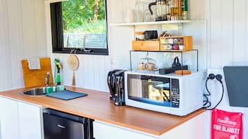 Geladeira, micro-ondas, cooktop, cafeteira/chaleira