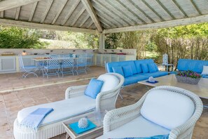 تناول الطعام بالخارج