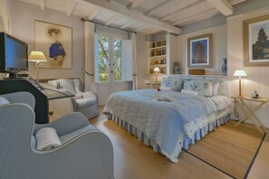 9 bedrooms, iron/ironing board, WiFi