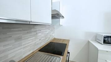 Réfrigérateur, micro-ondes, four