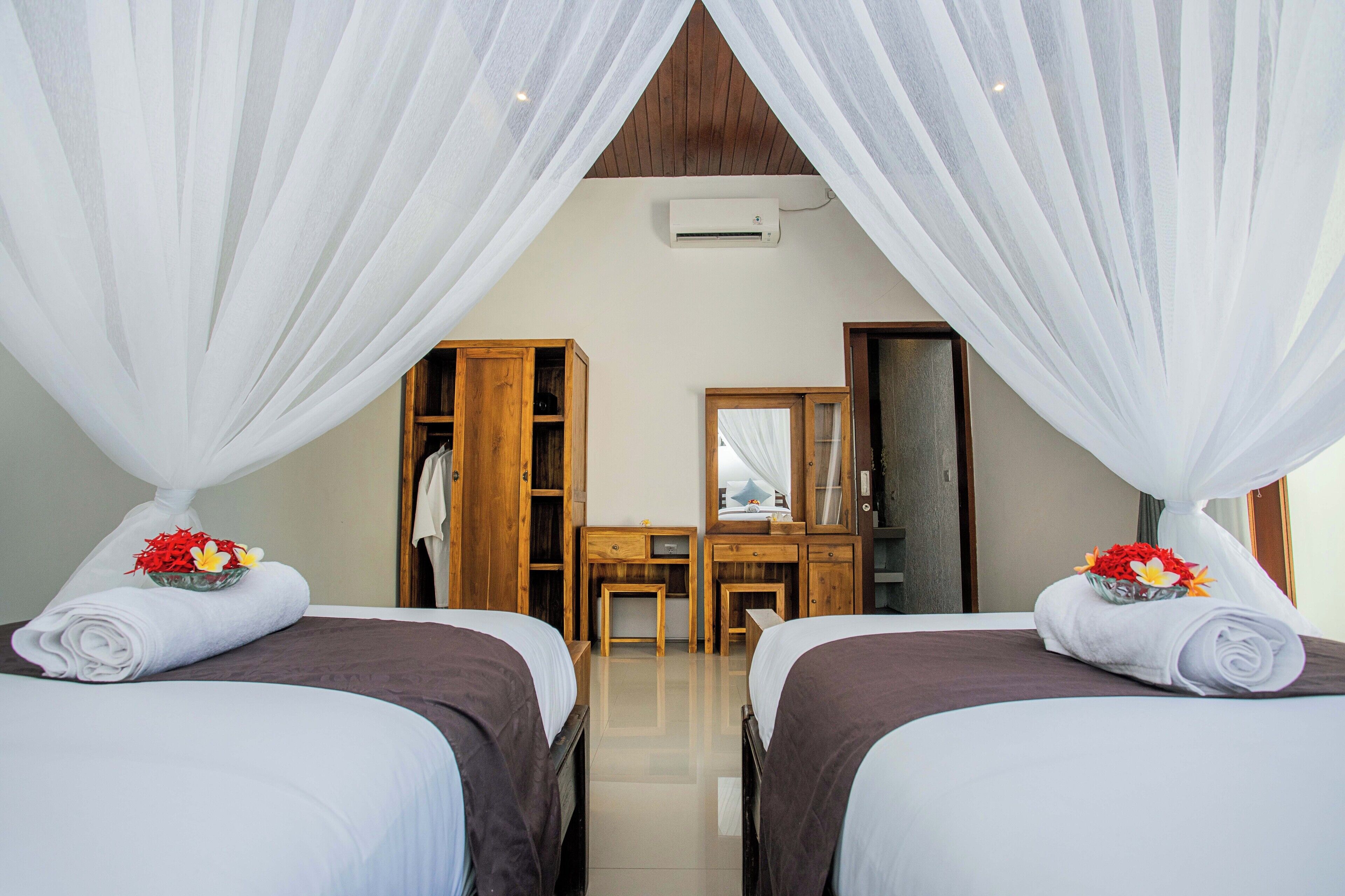 高级别墅, 泳池景观 | 客房内保险箱、办公桌、遮光窗帘、隔音