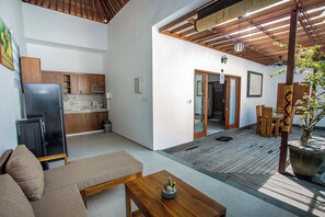 Biệt thự Deluxe, quang cảnh hồ bơi | Khu phòng khách