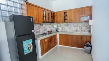 Deluxe-huvila, näköala uima-altaalle | Yksityinen keittiö | Jääkaappi, mikroaaltouuni, leivänpaahdin, syöttötuoli