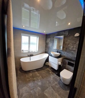 Shower, hair dryer, towels - Rhuddlan 5-Bed House, Sleeps 7, Pet-Friendly (Rhyl)