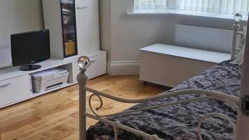 5 bedrooms, iron/ironing board, WiFi, bed sheets