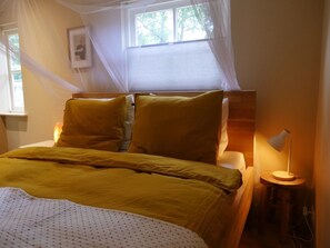 1 bedroom, travel crib, free WiFi, bed sheets - The Sunbird Inn with luxury bathroom & sauna in quiet resort with many amenities (Diessen)