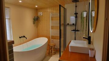 Secador de pelo, toallas, papel higiénico