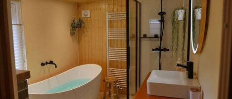 Séchoir à cheveux, serviettes fournies, papier de toilette