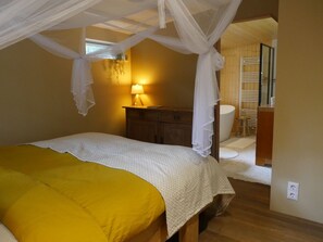 1 bedroom, travel cot, WiFi, bed sheets