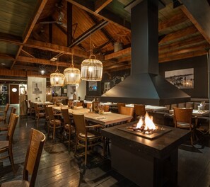 Dining - The Sunbird Inn with luxury bathroom & sauna in quiet resort with many amenities (Diessen)