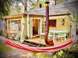 Outdoor dining - The Sunbird Inn with luxury bathroom & sauna in quiet resort with many amenities (Diessen)